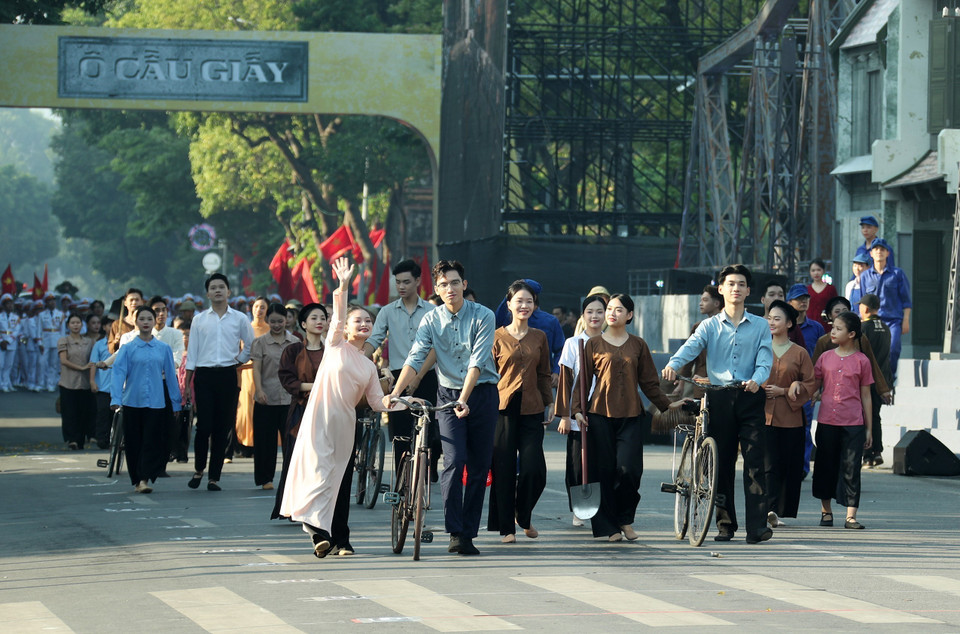 A scene from the art performance "Memories of Hanoi" performed by artists in celebration. (Photo: VNA)
