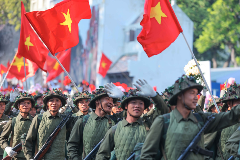 The historical reenactment of the "Day of Victory Return" passing through the city gates into Hanoi. (Photo; VNA)
