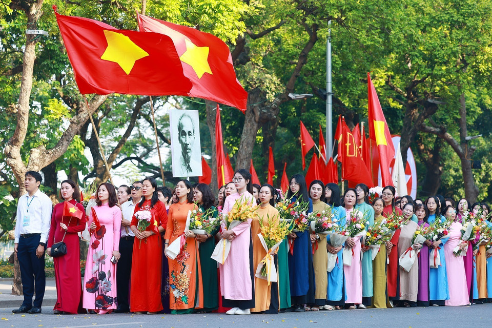 The masses salute the flag and sing the national anthem, reenacting the first flag-raising ceremony in Hanoi on 10 October 1954. (Photo: VNA)