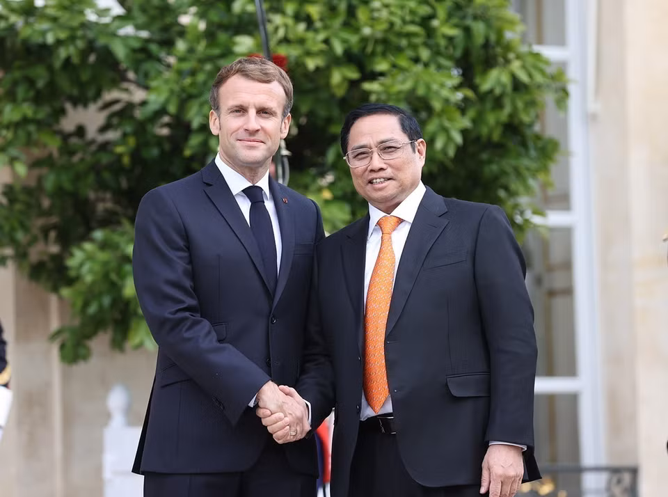 During official visit to France, Prime Minister Pham Minh Chinh meets French President Emmanuel Macron at Élysée Palace, Paris, November 4, 2021. (Photo: VNA)