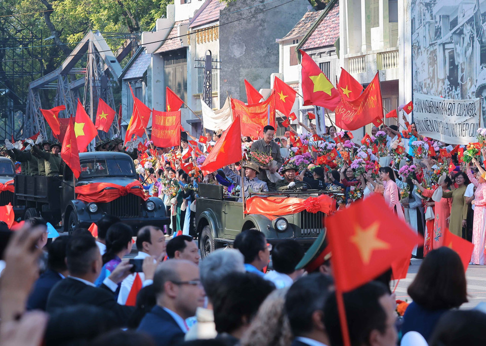 The historical reenactment of the "Day of Victory Return" passing through the city gates into Hanoi. (Photo; VNA)