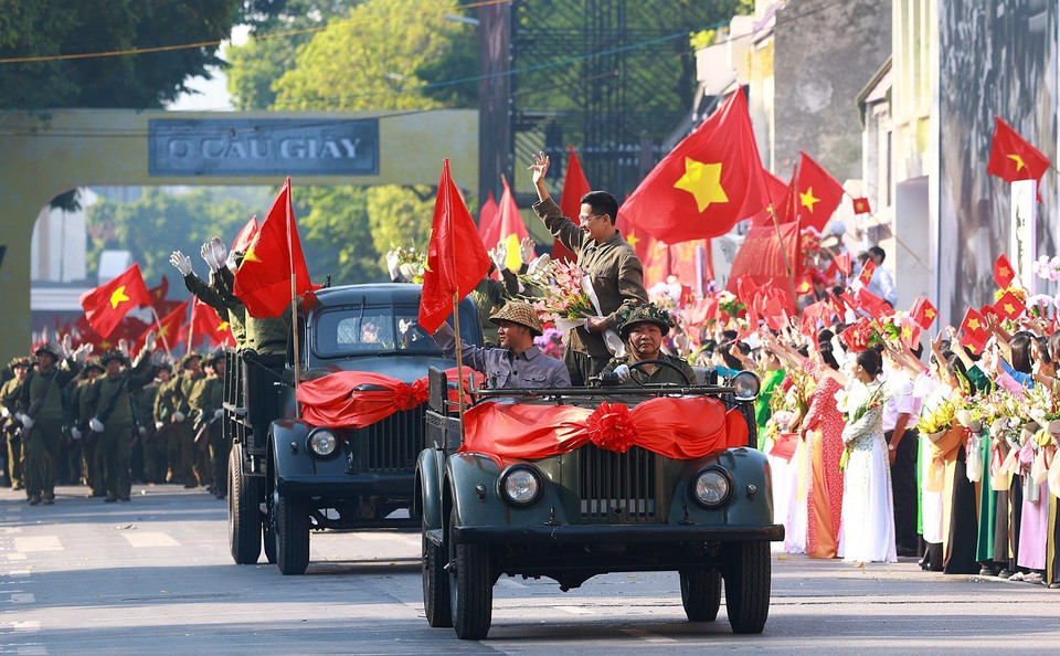 Parade depicting the army's march into Hanoi during the historic moment on October 10, 1954. (Photo: VNA)