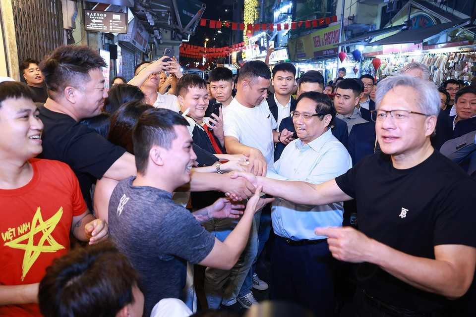 Prime Minister Pham Minh Chinh and President and CEO of NVIDIA Jensen Huang meet with locals and tourists. Photo: Duong Giang - VNA.
