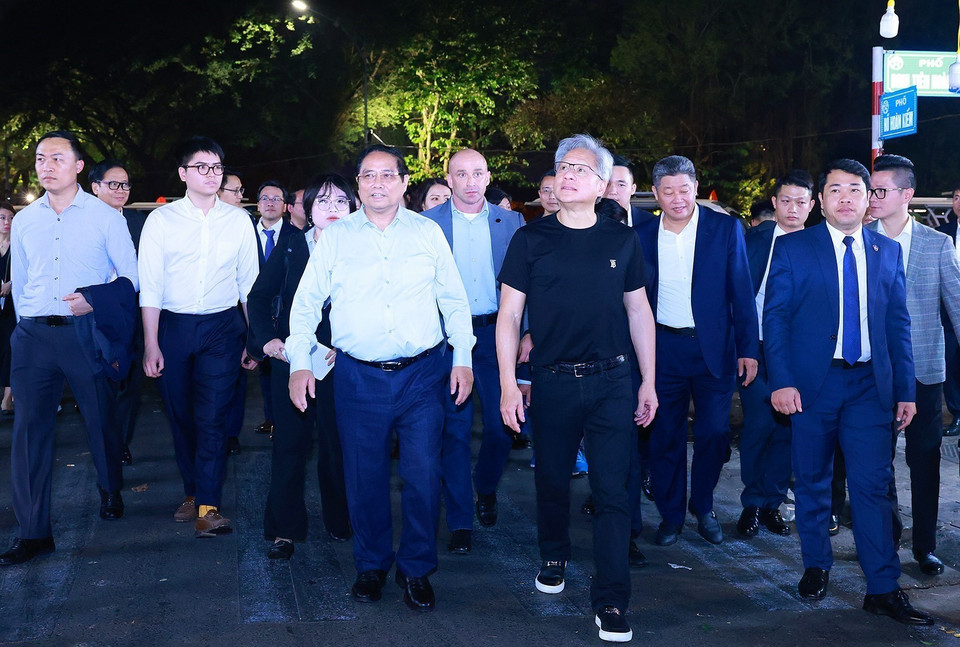 Prime Minister Pham Minh Chinh and President and CEO of NVIDIA Jensen Huang visit Hanoi's Old Quarter. Photo: Duong Giang - VNA.