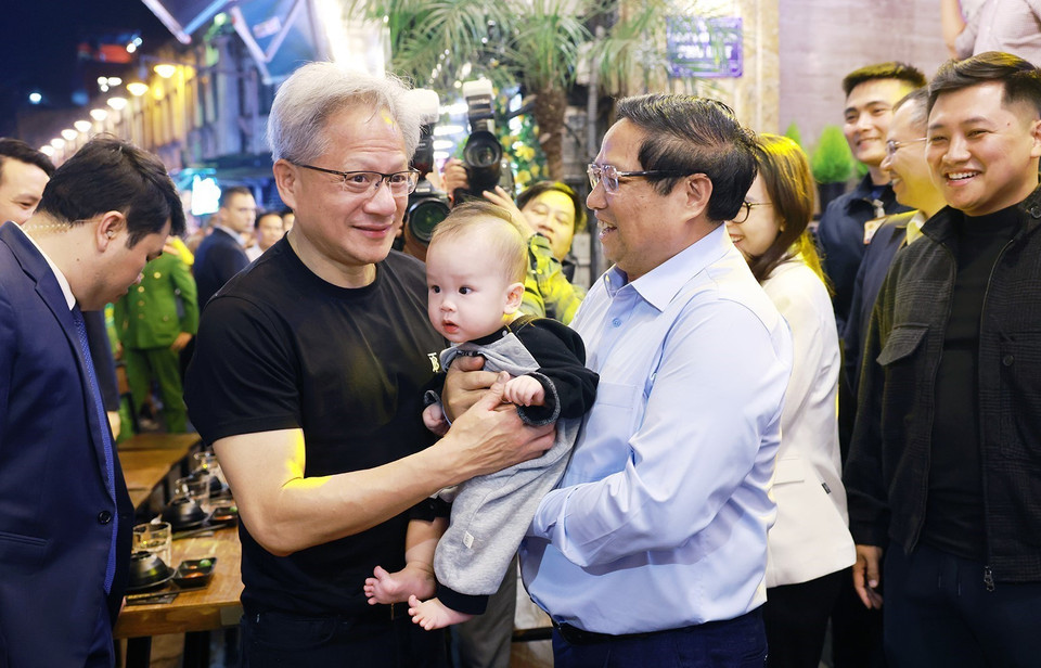 Prime Minister Pham Minh Chinh and President and CEO of NVIDIA Jensen Huang visit Hanoi's Old Quarter and meet with the locals. Photo: Duong Giang - VNA.