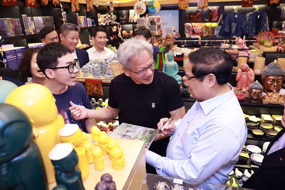 Prime Minister Pham Minh Chinh and President and CEO of NVIDIA Jensen Huang at a bookstore in Hanoi's Old Quarter. Photo: Duong Giang - VNA.