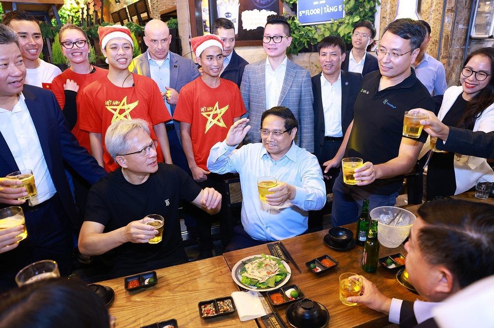 Prime Minister Pham Minh Chinh and President and CEO of NVIDIA Jensen Huang enjoy Hanoi's street food. Photo: Duong Giang - VNA.