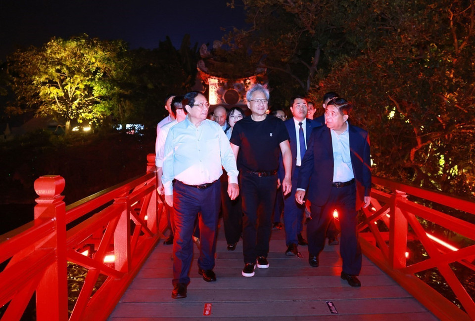 Prime Minister Pham Minh Chinh and President and CEO of NVIDIA Jensen Huang visit Ngoc Son Temple. Photo: Duong Giang – VNA