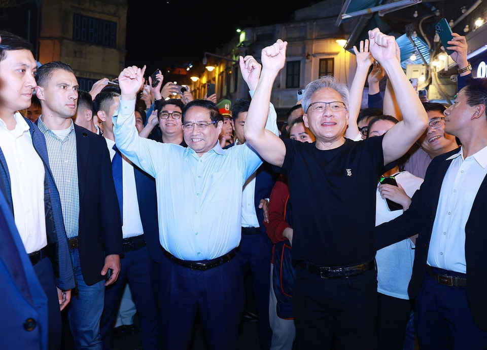 Prime Minister Pham Minh Chinh and President and CEO of NVIDIA Jensen Huang visit Hanoi's Old Quarter and meet with the residents. Photo: Duong Giang - VNA.
