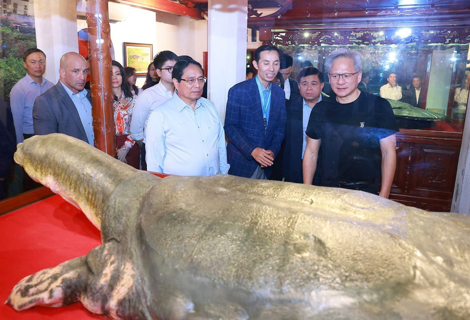 Prime Minister Pham Minh Chinh and President and CEO of NVIDIA Jensen Huang visit Ngoc Son Temple. Photo: Duong Giang – VNA