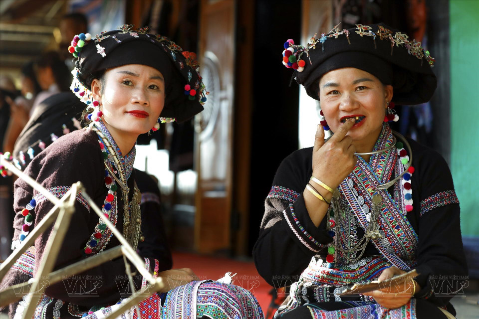 A Lao ethnic woman re-blackens her teeth. (Photo: VNP)