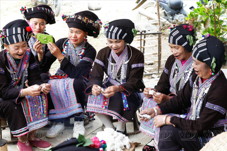 The custom of teeth lacquering is still kept among Lao and Lu ethnic women in Tam Duong district, Lai Chau province. (Photo: VNP)