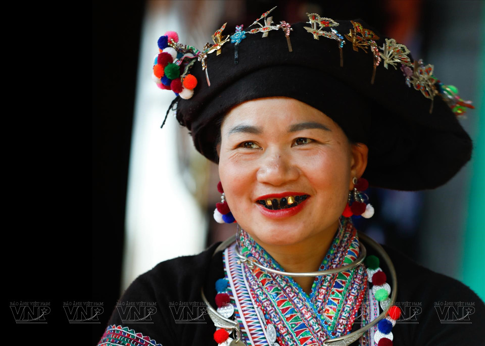 For Lao ethnic women, teeth lacquering is not only a way of makeup, but is also a source of good fortune. (Photo: VNP)
