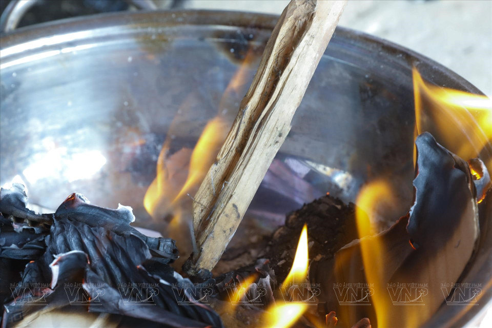 A tree, called "may tuu" by locals, is burned to create a substance to dye teeth. (Photo: VNP)