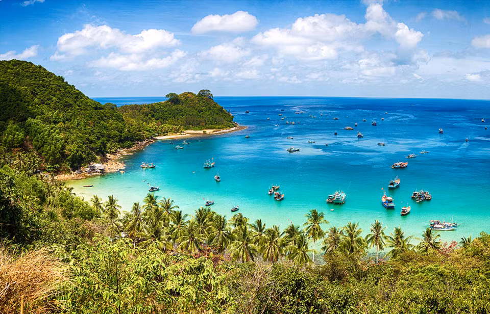 The sea and sky of Nam Du Island, with its large and small islands interspersed. (Photo: VNP/VNA)