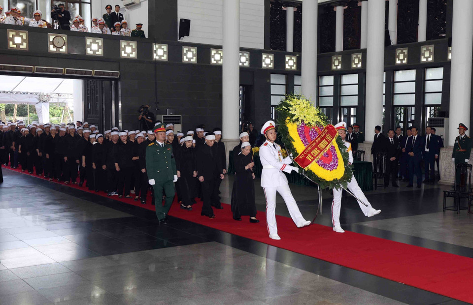 The family and relatives, including the wife, children, grandchildren, and great-grandchildren, prepare to pay their respects to General Secretary Nguyen Phu Trong. Photo: VNA