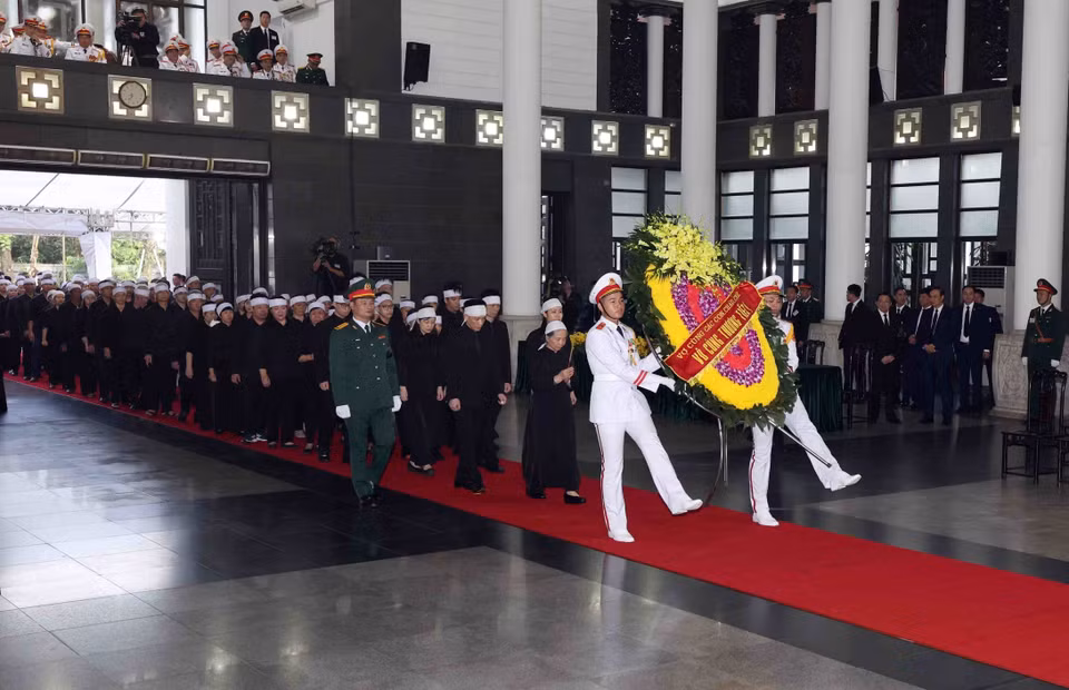 The family and relatives, including the wife, children, grandchildren, and great-grandchildren, prepare to pay their respects to General Secretary Nguyen Phu Trong. Photo: VNA