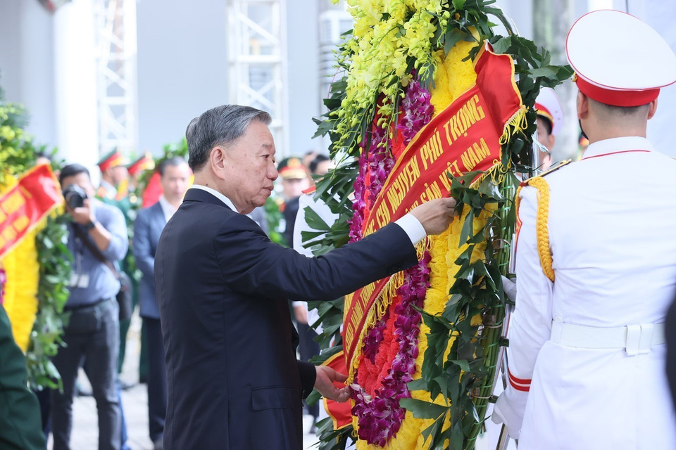 President To Lam pays respect to General Secretary Nguyen Phu Trong. Photo: VNA