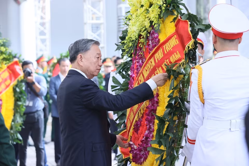 President To Lam pays respect to General Secretary Nguyen Phu Trong. Photo: VNA