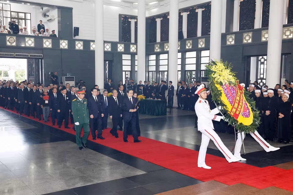 The delegation of the National Assembly, led by Politburo member and Chairman of the National Assembly Tran Thanh Man, pays respects to General Secretary Nguyen Phu Trong. Photo: VNA