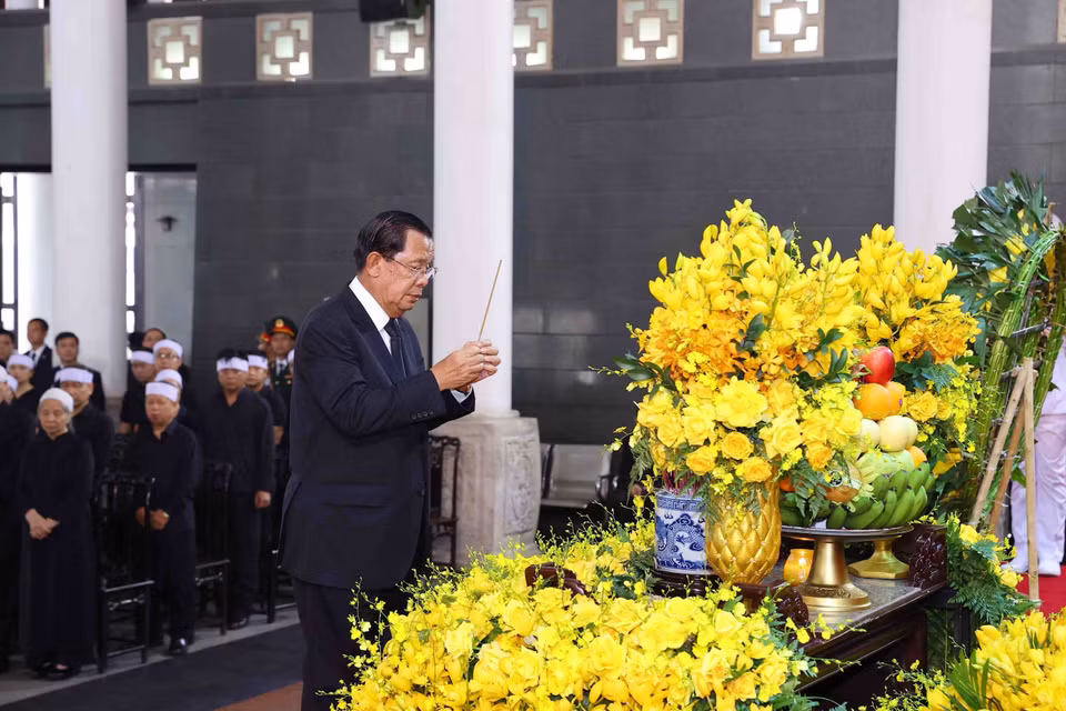 The delegation from the Kingdom of Cambodia, led by President of the Cambodian People’s Party and President of the Senate Samdech Techo Hun Sen pays respects to General Secretary Nguyen Phu Trong. Photo: VNA