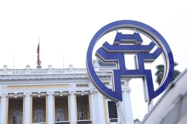 Flag at half-mast at the Hanoi Opera House in Hanoi. Photo: VNA