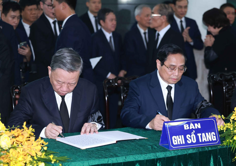 President To Lam and Prime Minister Pham Minh Chinh sign the condolence book for General Secretary Nguyen Phu Trong. Photo: VNA