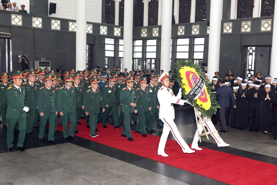 The delegation of the Central Military Commission - Ministry of National Defense, led by General Phan Van Giang, Politburo member, Deputy Secretary of the Central Military Commission, and Minister of National Defense, pays respects to General Secretary Nguyen Phu Trong. Photo: VNA