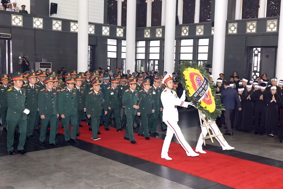 The delegation of the Central Military Commission - Ministry of National Defense, led by General Phan Van Giang, Politburo member, Deputy Secretary of the Central Military Commission, and Minister of National Defense, pays respects to General Secretary Nguyen Phu Trong. Photo: VNA