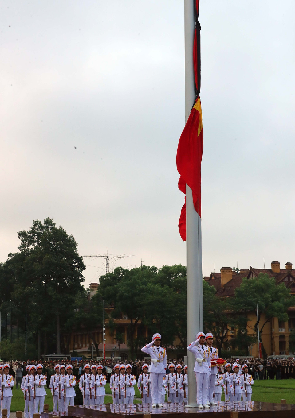 The national flag is flown half-mast at Ba Dinh Square in Hanoi at 6am on July 25, marking the start of the national mourning for Party General Secretary Nguyen Phu Trong which will last from July 25-26. (Photo: VNA)