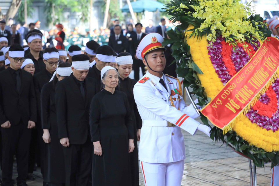 The family and relatives, including the wife, children, grandchildren, and great-grandchildren, prepare to pay their respects to General Secretary Nguyen Phu Trong. Photo: VNA