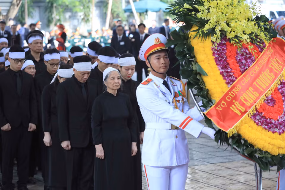 The family and relatives, including the wife, children, grandchildren, and great-grandchildren, prepare to pay their respects to General Secretary Nguyen Phu Trong. Photo: VNA