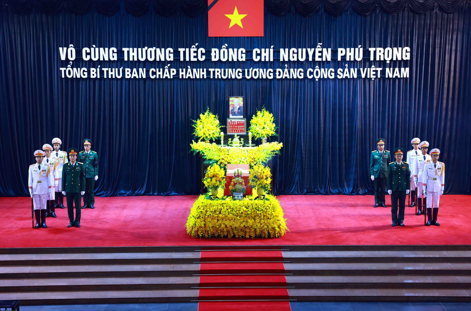 The casket of General Secretary Nguyen Phu Trong is placed at the National Funeral Hall, No. 5 Tran Thanh Tong, Hanoi. Photo: VNA