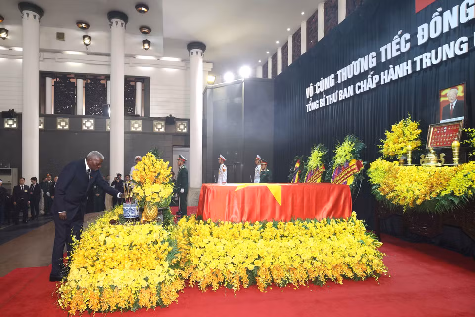 President of the National Assembly of People's Power of Cuba Esteban Lazo Hernandez pays respects to General Secretary Nguyen Phu Trong. Photo: VNA