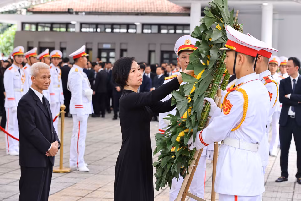 The VNA delegation, led by General Director Vu Viet Trang, pays respects to General Secretary Nguyen Phu Trong at the National Funeral Hall, No. 5 Tran Thanh Tong, Hanoi. Photo: VNA