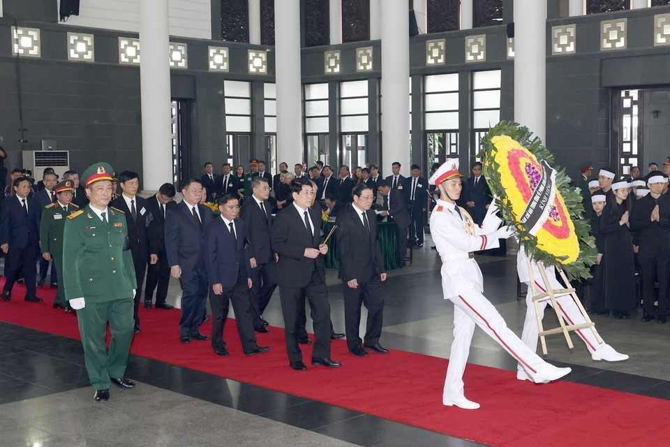 The delegation of the Central Steering Committee on Anti-Corruption, led by Politburo member and Permanent Secretary Luong Cuong, Deputy head of the Central Steering Committee on Anti-Corruption, pays respects to General Secretary Nguyen Phu Trong. Photo: VNA