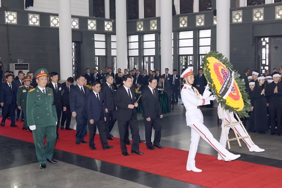 The delegation of the Central Steering Committee on Anti-Corruption, led by Politburo member and Permanent Secretary Luong Cuong, Deputy head of the Central Steering Committee on Anti-Corruption, pays respects to General Secretary Nguyen Phu Trong. Photo: VNA