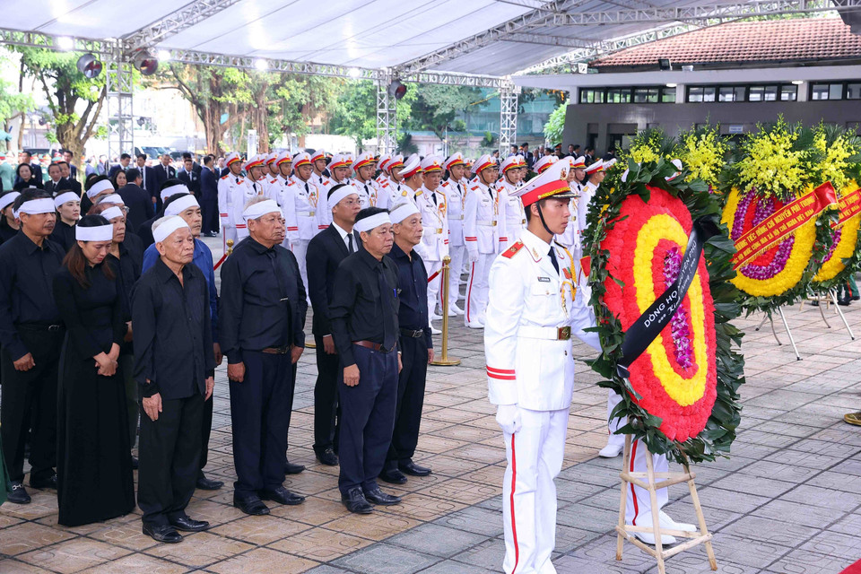 The family and relatives, including the wife, children, grandchildren, and great-grandchildren, prepare to pay their respects to General Secretary Nguyen Phu Trong. Photo: VNA
