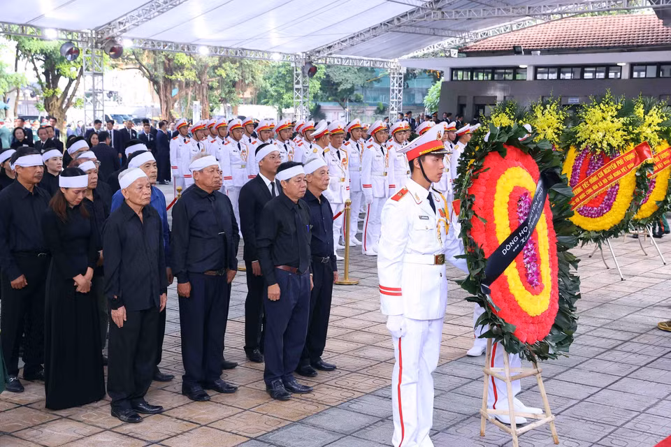 The family and relatives, including the wife, children, grandchildren, and great-grandchildren, prepare to pay their respects to General Secretary Nguyen Phu Trong. Photo: VNA