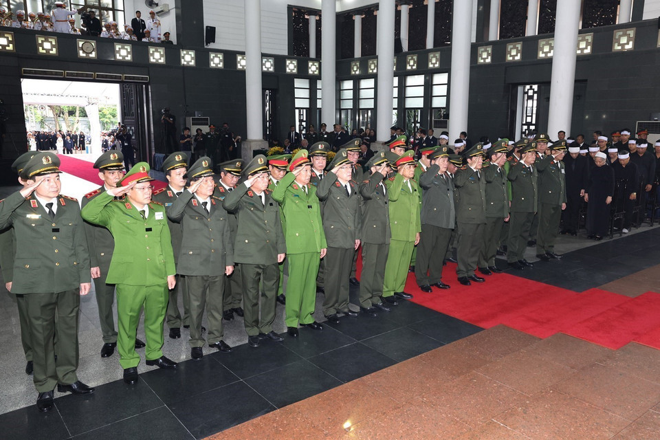 The Central Party Committee of the Ministry of Public Security delegation, led by Lieutenant General Luong Tam Quang, a member of the Central Committee and Secretary of the Central Party Committee of the Ministry of Public Security, pays respects to General Secretary Nguyen Phu Trong. Photo: VNA