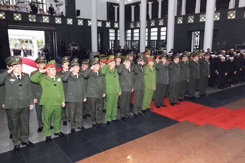 The Central Party Committee of the Ministry of Public Security delegation, led by Lieutenant General Luong Tam Quang, a member of the Central Committee and Secretary of the Central Party Committee of the Ministry of Public Security, pays respects to General Secretary Nguyen Phu Trong. Photo: VNA