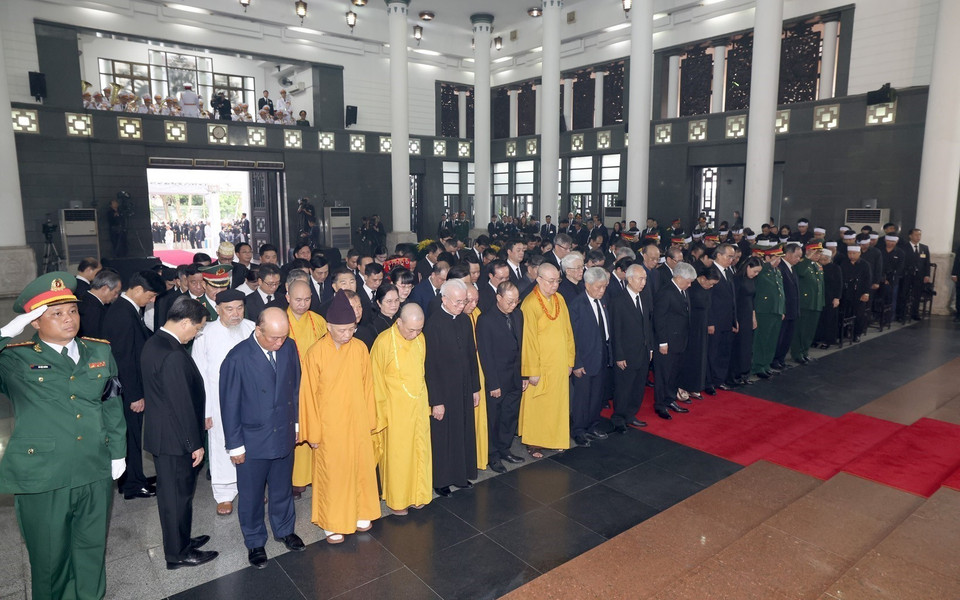 The delegation of the Central Committee of the Vietnam Fatherland Front pays respects to General Secretary Nguyen Phu Trong. Photo: VNA