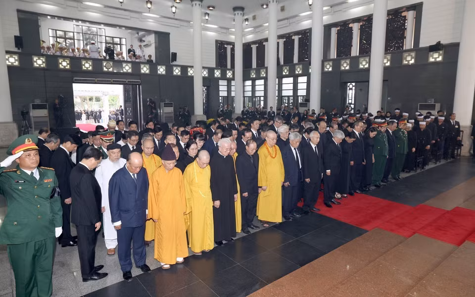 The delegation of the Central Committee of the Vietnam Fatherland Front pays respects to General Secretary Nguyen Phu Trong. Photo: VNA