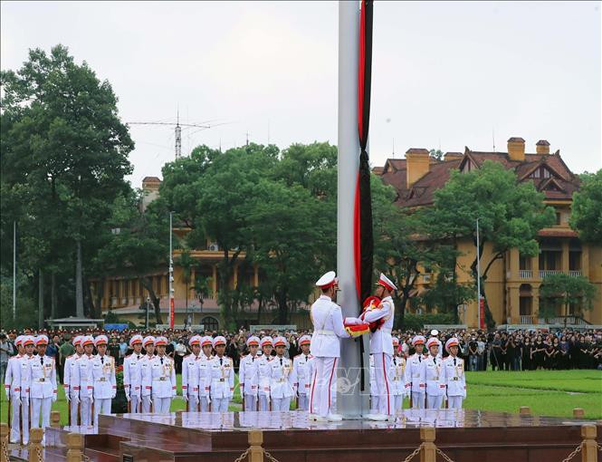 Flag at half-mast for national mourning of Party General Secretary Nguyen Phu Trong at Ba Dinh Square in Hanoi, July 25. (Photo: VNA)