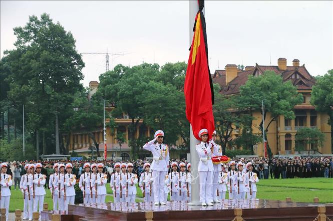 Flag at half-mast for national mourning of Party General Secretary Nguyen Phu Trong at Ba Dinh Square in Hanoi, July 25. (Photo: VNA)