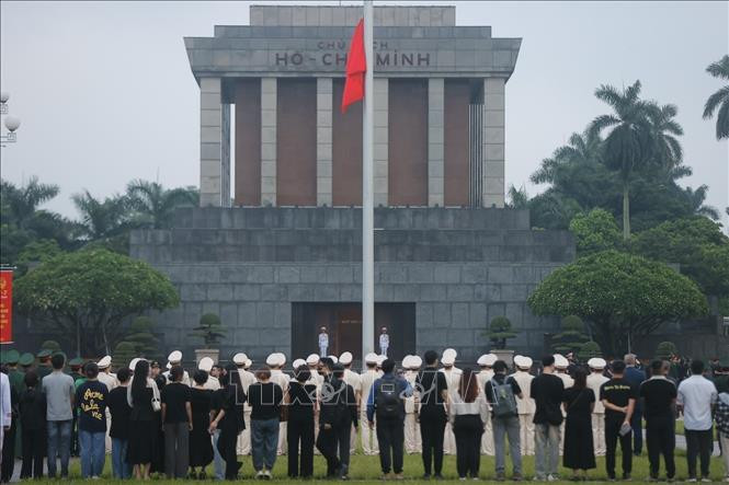Flag at half-mast for national mourning of Party General Secretary Nguyen Phu Trong at Ba Dinh Square in Hanoi, July 25. (Photo: VNA)