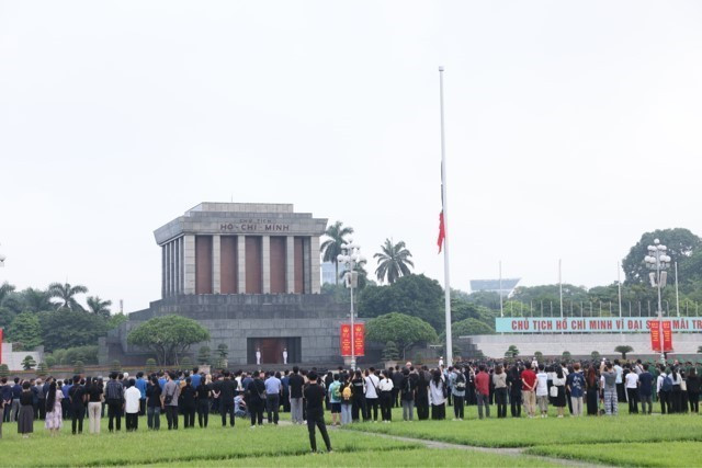 The national flag is flown half-mast at Ba Dinh Square in Hanoi at 6am on July 25, marking the start of the national mourning for Party General Secretary Nguyen Phu Trong which will last from July 25-26. (Photo: VNA)