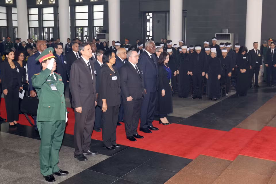 The Cuban delegation, led by President of the National Assembly of People's Power of Cuba Esteban Lazo Hernandez, pays respects to General Secretary Nguyen Phu Trong. Photo: VNA