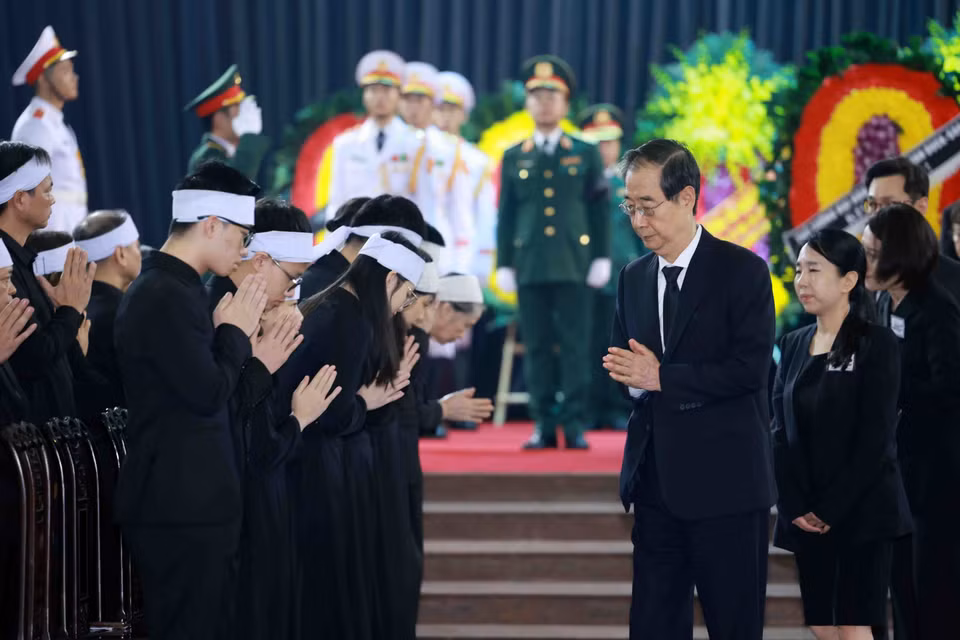 The Republic of Korea (RoK)'s delegation, led by Prime Minister Han Duck Soo, special envoy of the RoK President, pays respects to General Secretary Nguyen Phu Trong. Photo: VNA