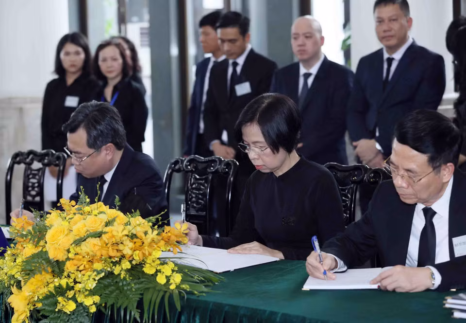 VNA General Director Vu Viet Trang (centre) signs the condolence book for General Secretary Nguyen Phu Trong. Photo: VNA